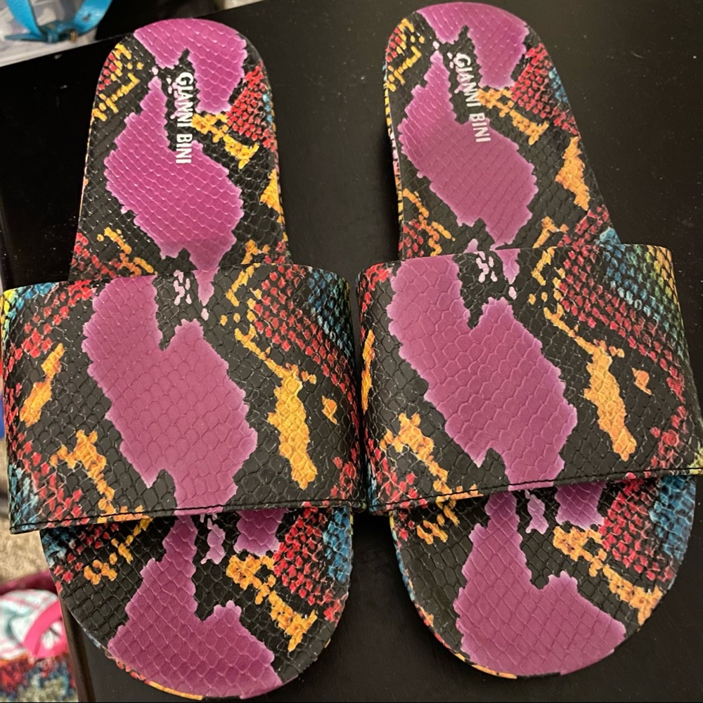 NWOT Snake print slides